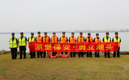 与洪峰赛跑 风雨中最美的身影