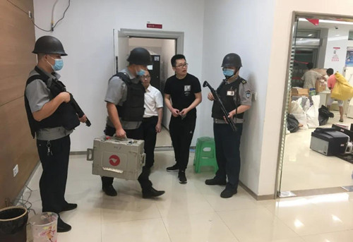 大水过境 重庆押运人在步履
