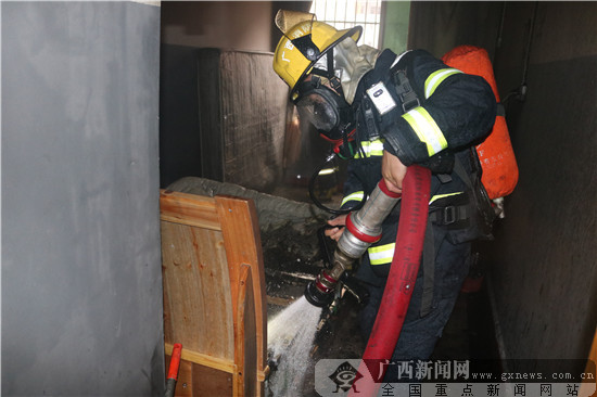 河池天峨一民房起火 所幸有惊无险