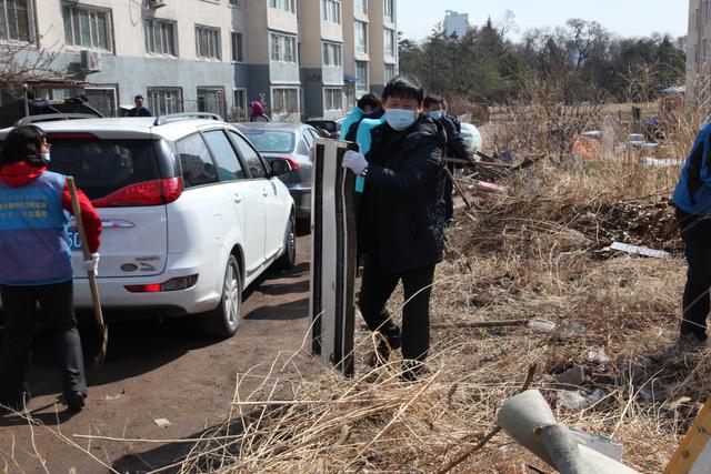 延吉市市场监督解决局对无物业小区开展志愿者清理活动