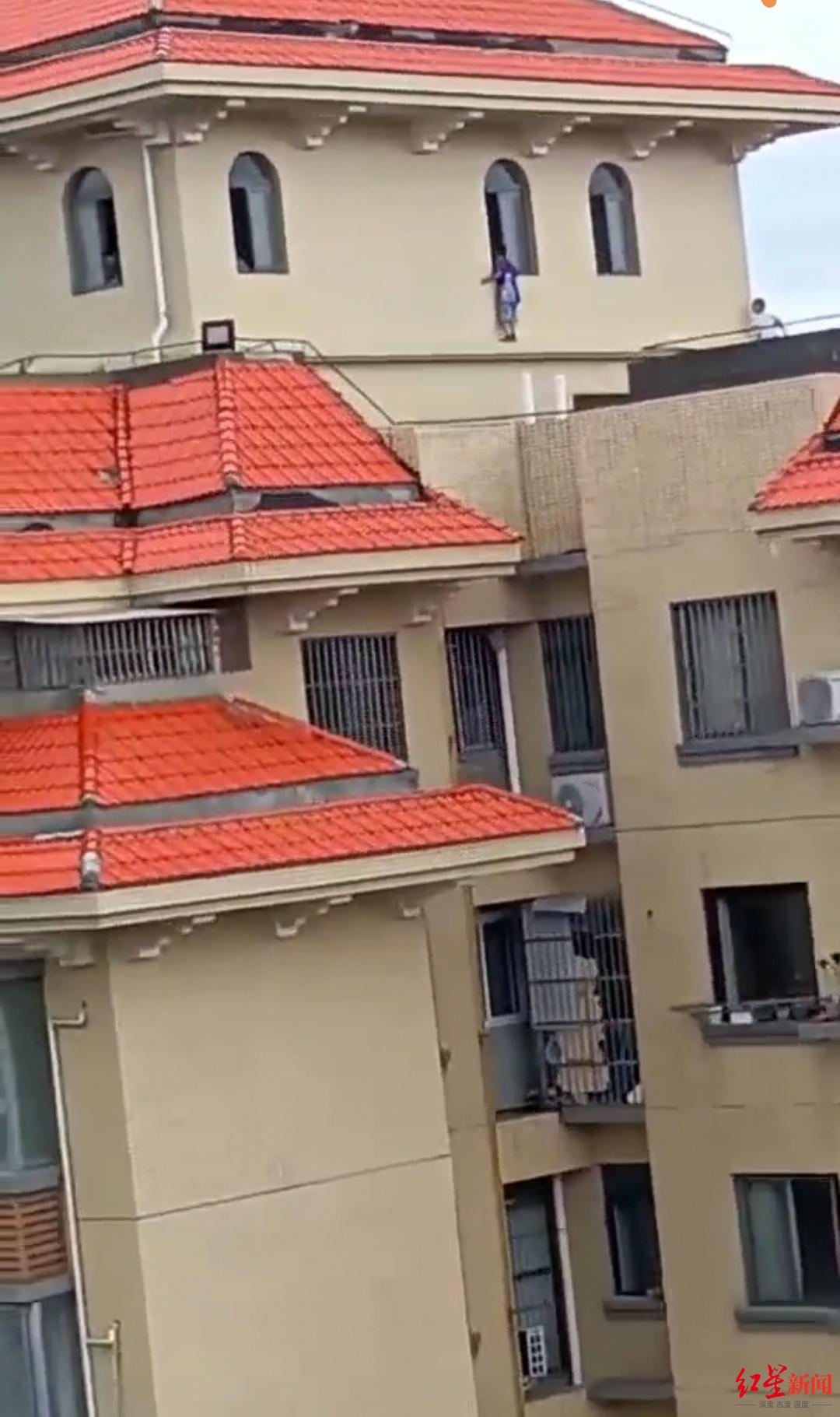 小孩在顶楼腰线上行走 视频截图